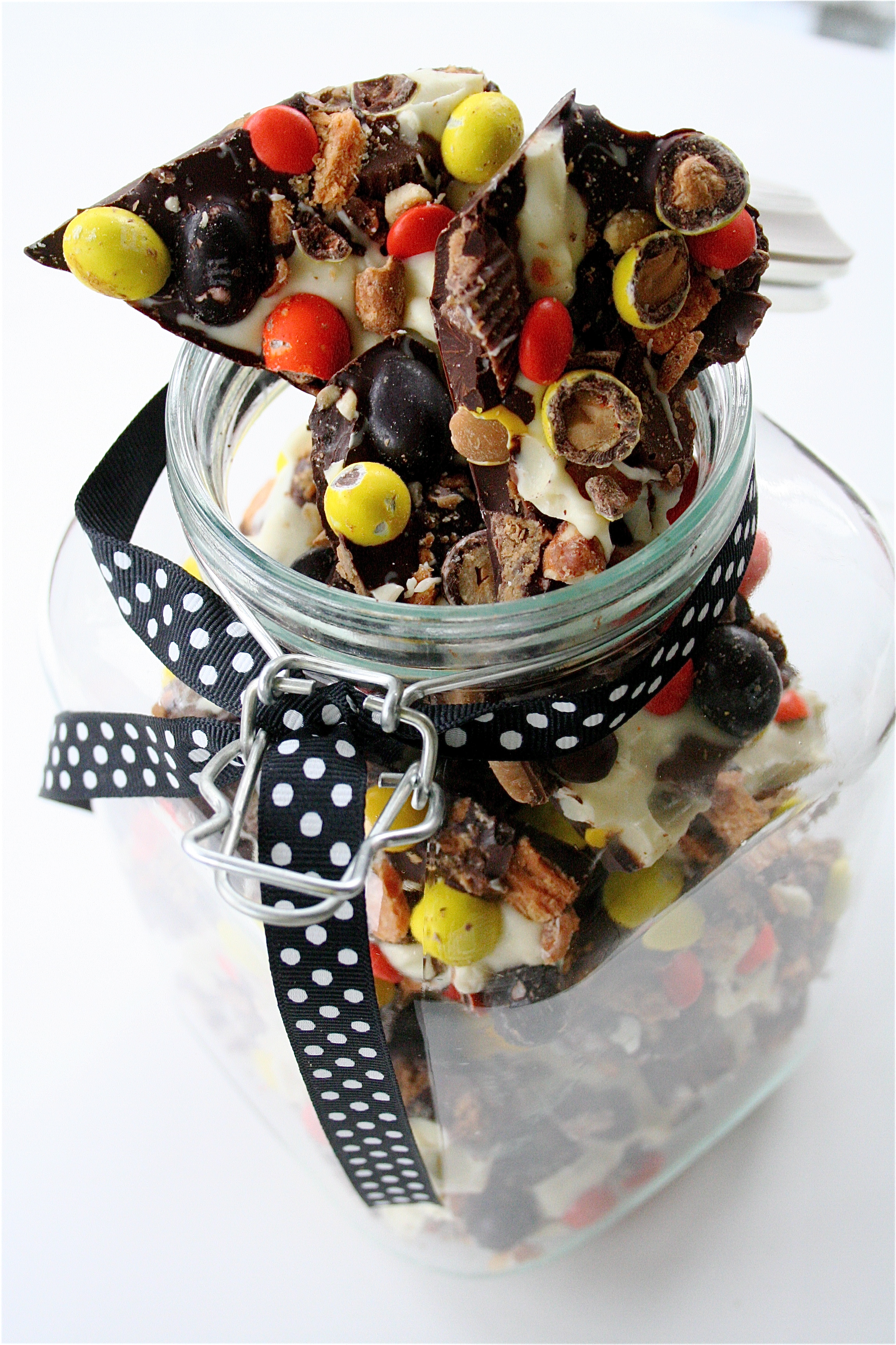 Chocolate Halloween Bark | The Curvy Carrot