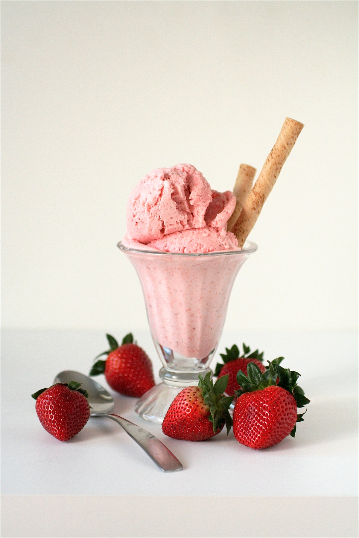 Strawberry Crème Frâiche Ice Cream | The Curvy Carrot