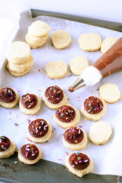 Homemade Vanilla Wafers With Fudge Frosting | The Curvy Carrot